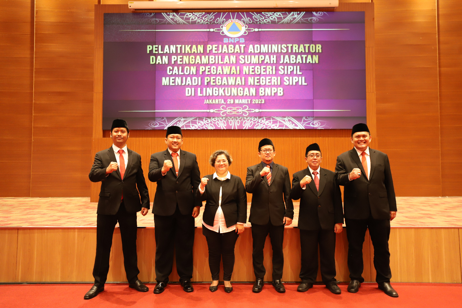 Para Pejabat Administrator yang dilantik saat pelantikan Pejabat Administrator dan CPNS di Lingkungan BNPB di Graha BNPB, Jakarta pada Rabu (29/3)
